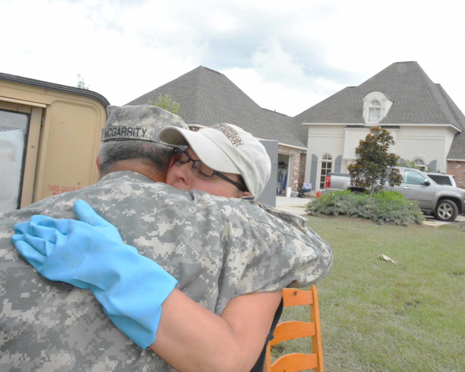 La. Guardsmen assist in sandbag slingload mission in support of the state's flood mission
